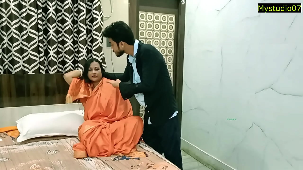Desi Stiefmutter-Tochter von ihrem Ehemann gefickt. Viraler Jobordosti-Sex mit Audio