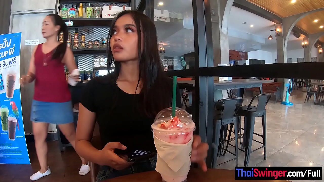 Wunderschöner asiatischer Teenager mit großem Arsch, der mit seiner Freundin ein Starbucks-Kaffee-Date hat