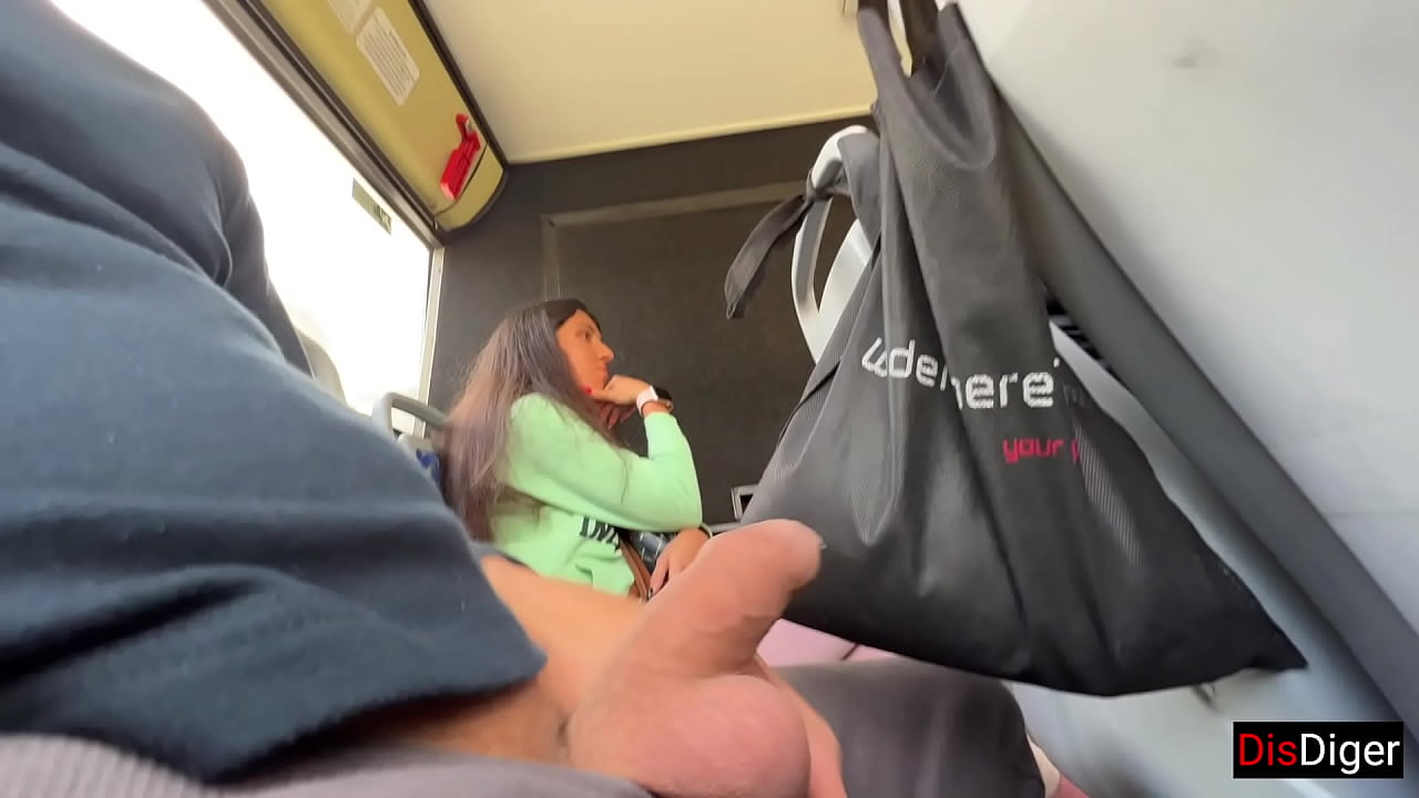 Ein ausländisches Mädchen masturbierte und lutschte meinen Schwanz in einem öffentlichen Bus voller Menschen
