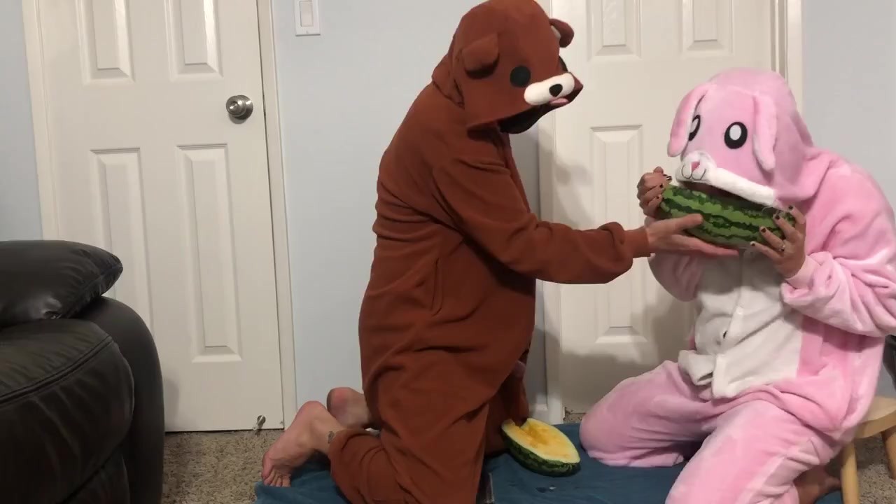 Kaninchen Isst Nach Dem Masturbieren Wassermelone In Seinem Onesie-Pyjama